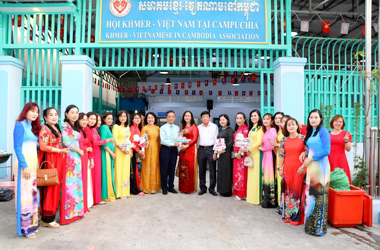 Chương trình Kết nối yêu thương giữa Hội Nữ Doanh nhân An Giang - Đồng Tháp và Doanh nghiệp tại Campuchia