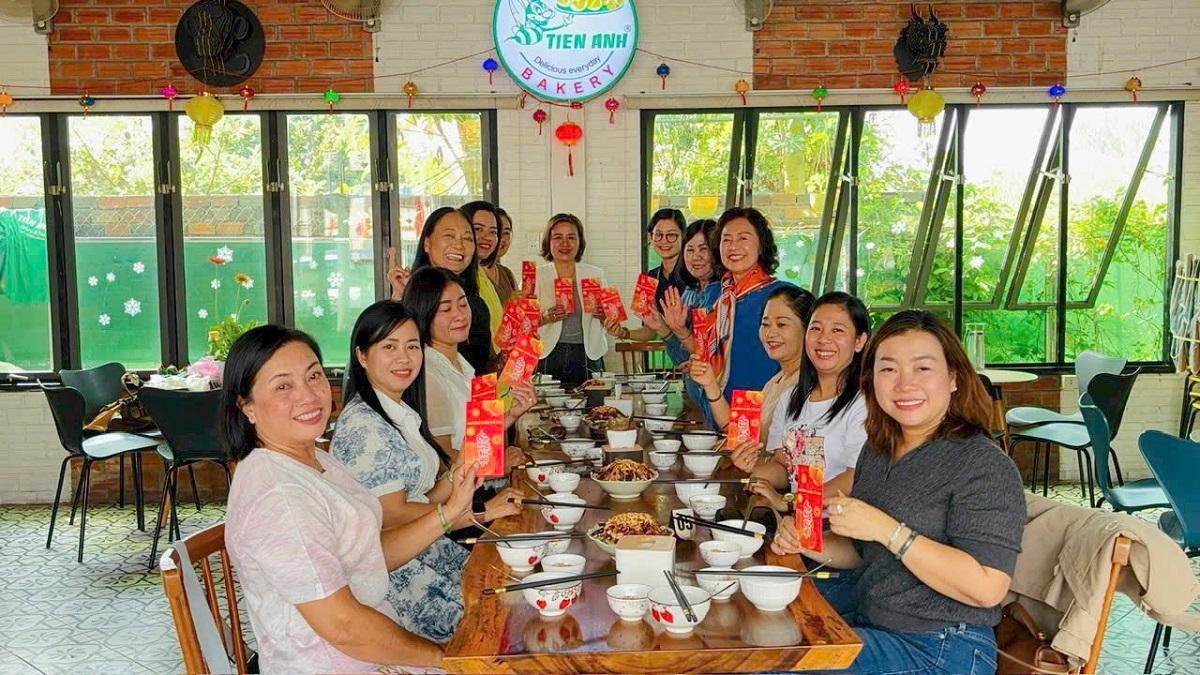 am ap buoi gap go dau xuan cua cac chi hoi nu doanh nhan long xuyen chau doc va cho moi 3