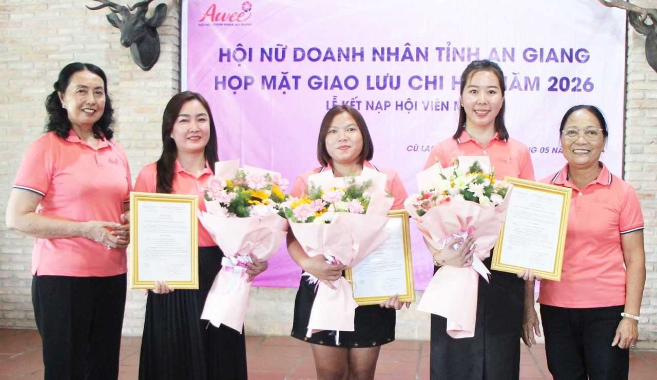 hoi nu doanh nhan tinh an giang ket nap hoi vien moi 2