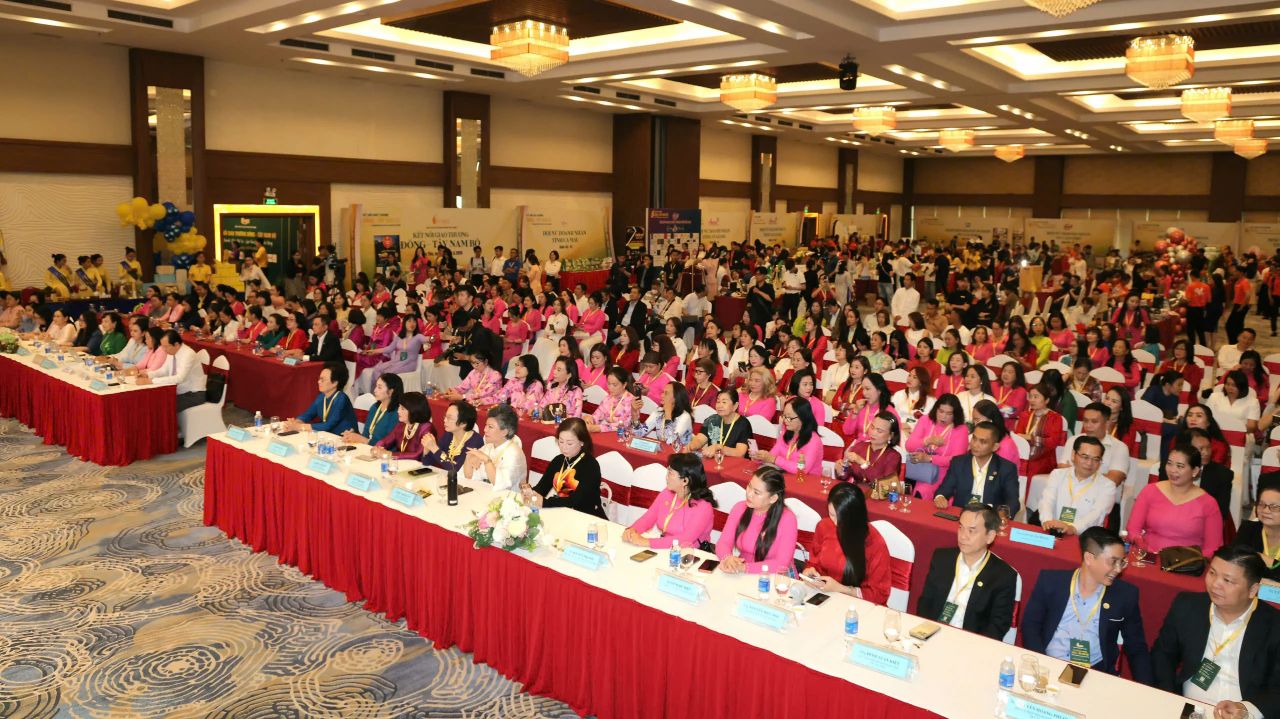 Quang cảnh lễ khai mạc chương trình 'Kết nối giao thương - Nữ doanh nhân hội tụ - Lan tỏa giá trị bền vững'.