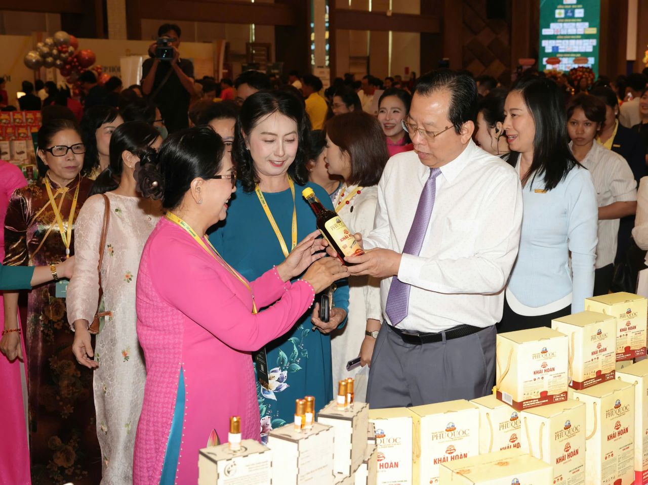 Các đại biểu tham quan gian hàng trưng bày tại sự kiện.