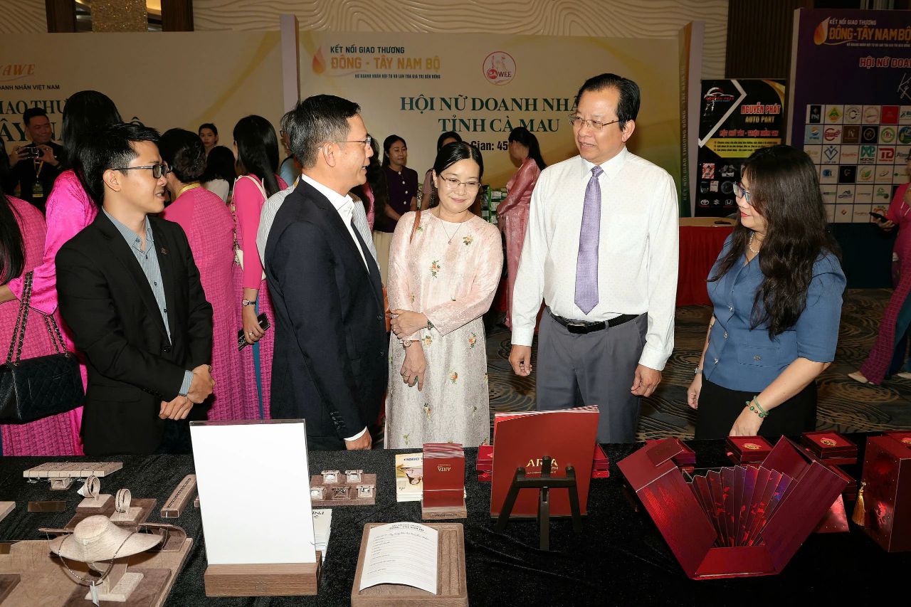 Ông Vương Quốc Nam - Thành ủy viên, Phó Chủ tịch UBND TP. Cần Thơ tham quan gian hàng Công ty PNJ - Chi nhánh Cần Thơ.