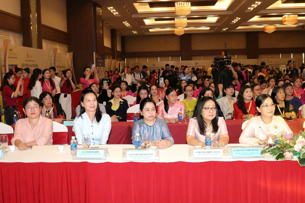Các đại biểu dự lễ khai mạc.