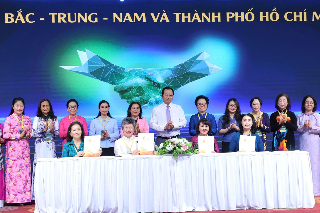 Ký kết thỏa thuận xúc tiến thương mại giữa các hội nữ doanh nhân miền Bắc, miền Trung, miền Nam và TP. Hồ Chí Minh.