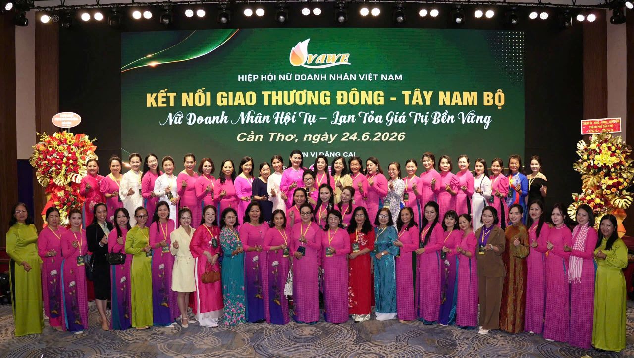 Các đại biểu chụp hình lưu niệm tại sự kiện. Ảnh: Châu Tâm.