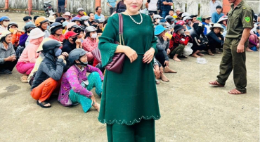 Chi hội phó Nữ doanh nhân tỉnh An Giang cùng chị em Doanh nghiệp tặng quà người dân bão lụt Miền Trung