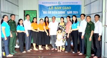 Bàn giao “Mái ấm biên cương” và trao 50 suất học bổng cho học sinh xã Phú Hội